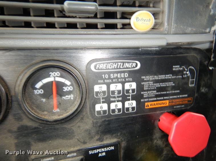 image for item EJ9922 2004 Freightliner Columbia semi truck