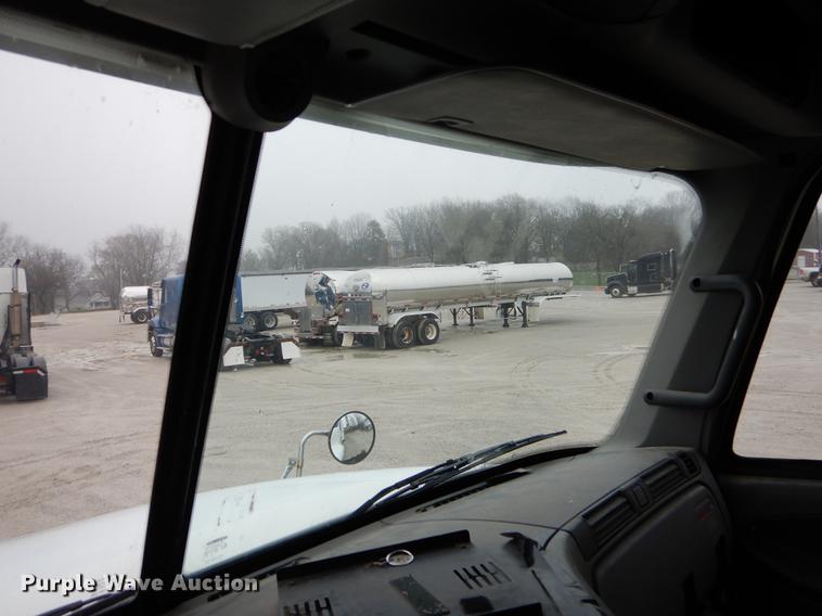 image for item EJ9922 2004 Freightliner Columbia semi truck