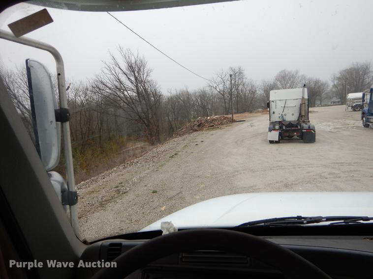 image for item EJ9922 2004 Freightliner Columbia semi truck