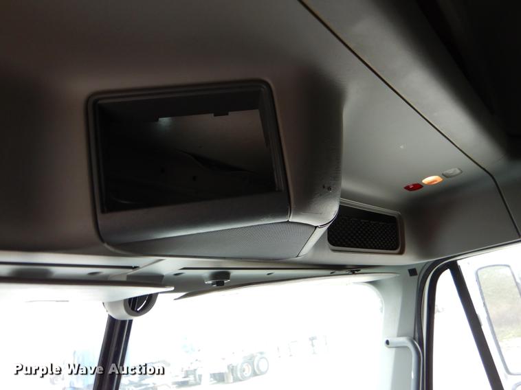 image for item EJ9922 2004 Freightliner Columbia semi truck