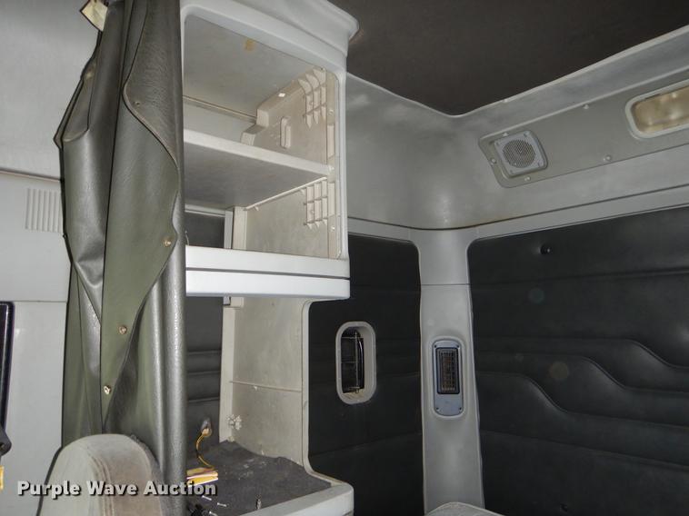 image for item EJ9922 2004 Freightliner Columbia semi truck