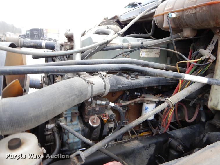 image for item EJ9922 2004 Freightliner Columbia semi truck