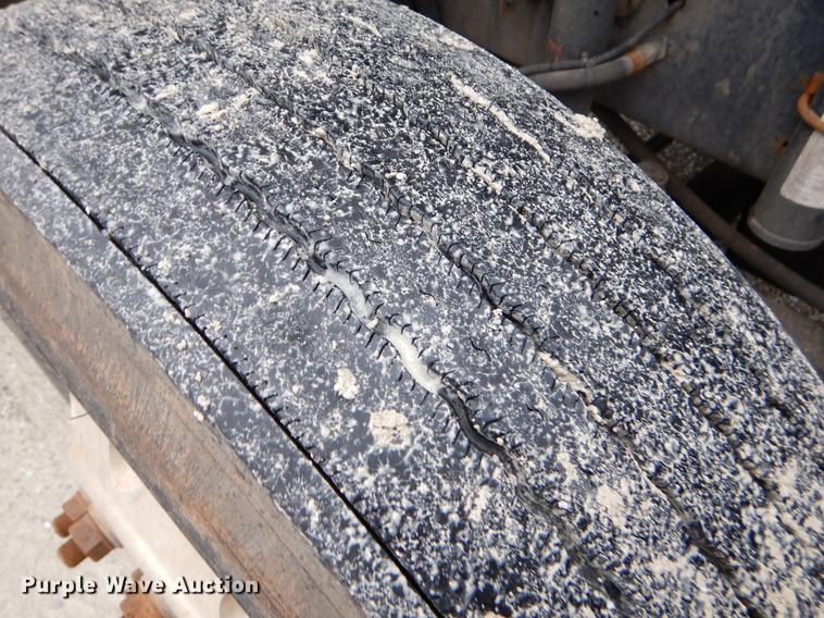 image for item EJ9922 2004 Freightliner Columbia semi truck