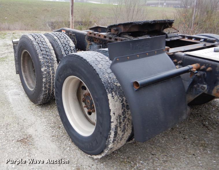 image for item EJ9922 2004 Freightliner Columbia semi truck