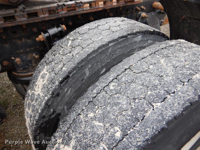 image for item EJ9922 2004 Freightliner Columbia semi truck