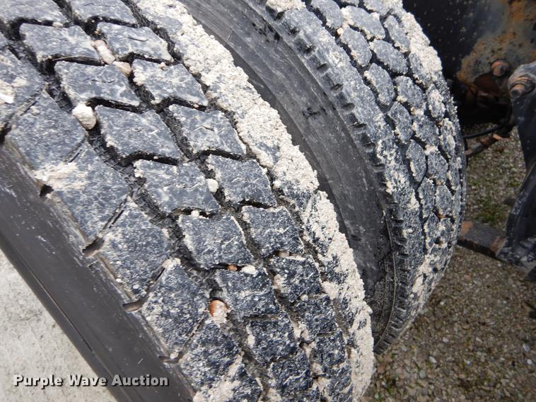 image for item EJ9922 2004 Freightliner Columbia semi truck