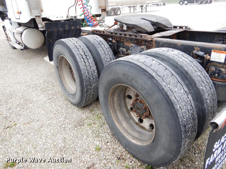 image for item EJ9922 2004 Freightliner Columbia semi truck