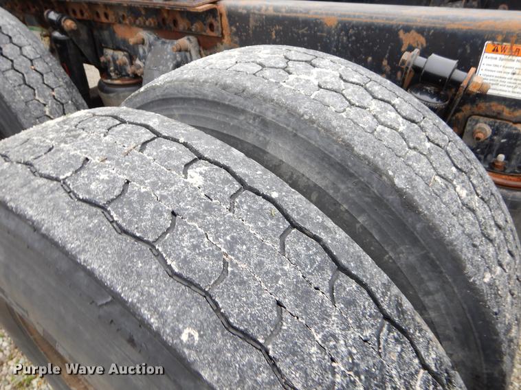 image for item EJ9922 2004 Freightliner Columbia semi truck