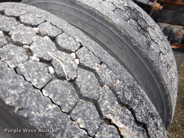 image for item EJ9922 2004 Freightliner Columbia semi truck