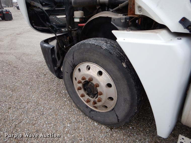 image for item EJ9922 2004 Freightliner Columbia semi truck