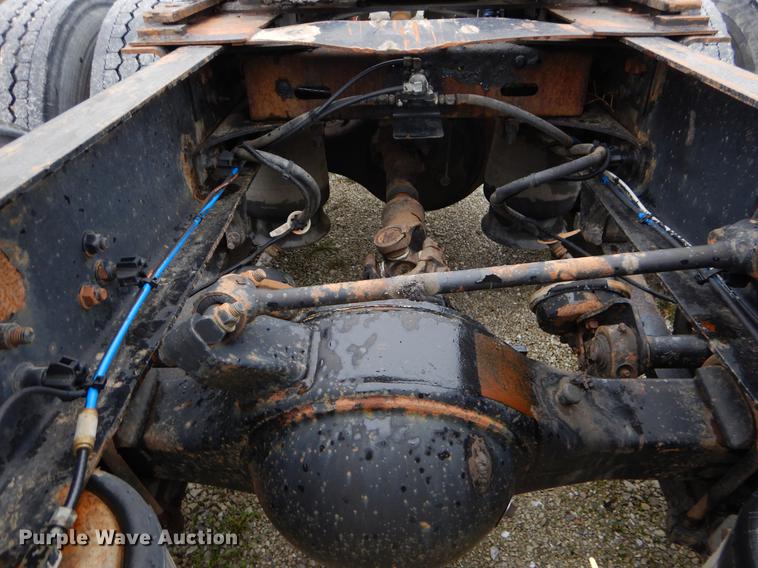 image for item EJ9922 2004 Freightliner Columbia semi truck