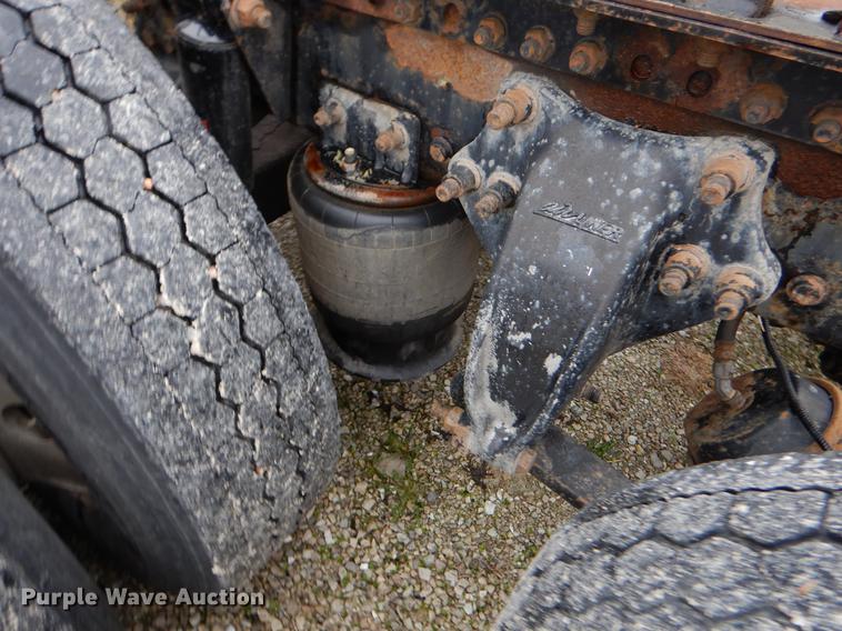 image for item EJ9922 2004 Freightliner Columbia semi truck