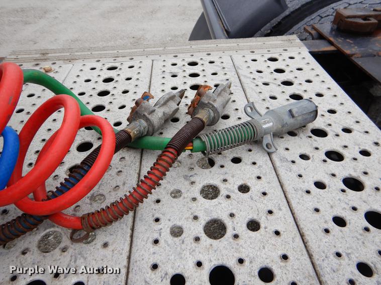 image for item EJ9922 2004 Freightliner Columbia semi truck