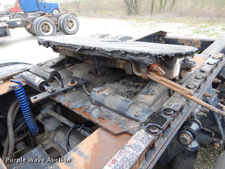 image for item EJ9922 2004 Freightliner Columbia semi truck