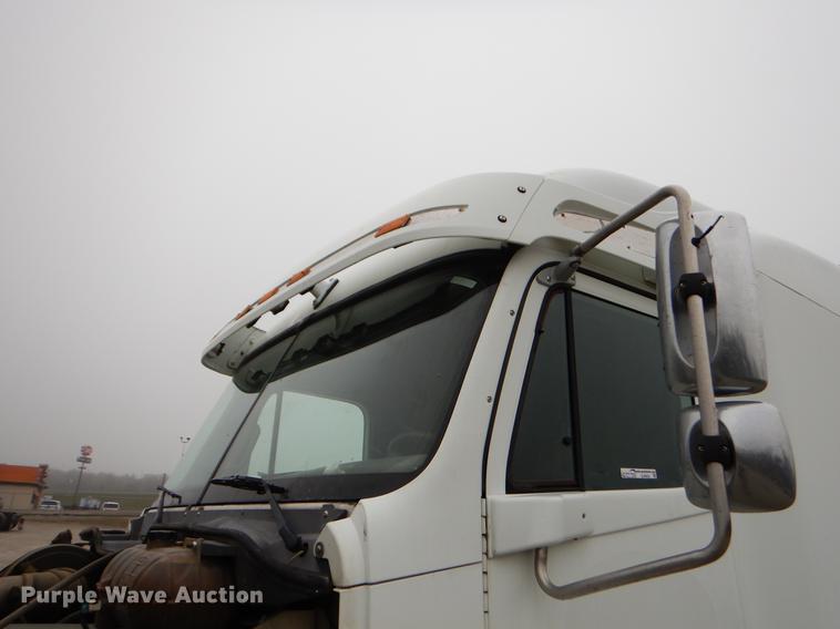 image for item EJ9922 2004 Freightliner Columbia semi truck