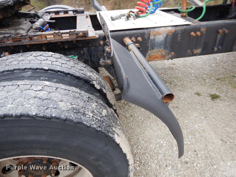 image for item EJ9922 2004 Freightliner Columbia semi truck