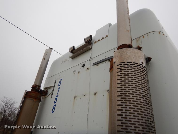 image for item EJ9922 2004 Freightliner Columbia semi truck