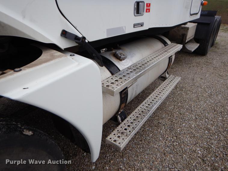 image for item EJ9922 2004 Freightliner Columbia semi truck