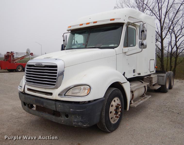 image for item EJ9923 2004 Freightliner Columbia semi truck