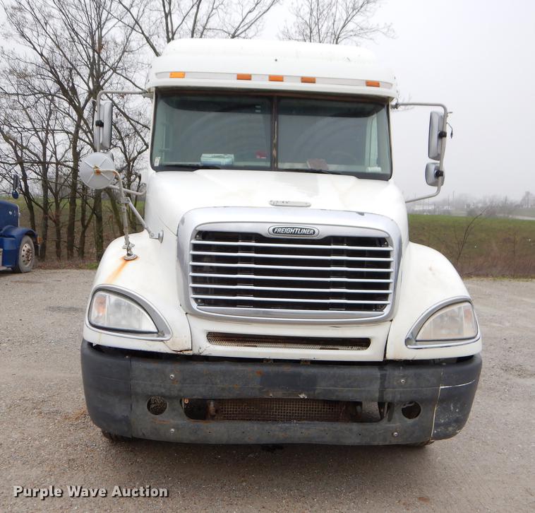 image for item EJ9923 2004 Freightliner Columbia semi truck