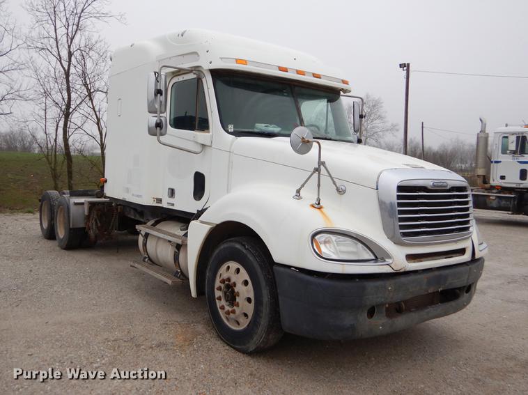 image for item EJ9923 2004 Freightliner Columbia semi truck