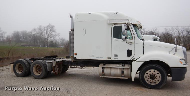 image for item EJ9923 2004 Freightliner Columbia semi truck