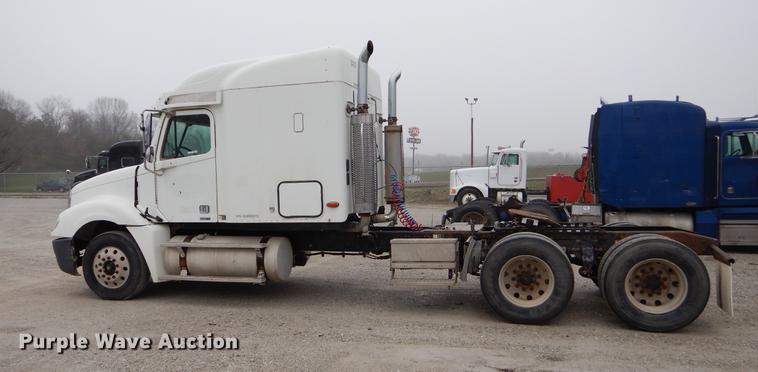image for item EJ9923 2004 Freightliner Columbia semi truck