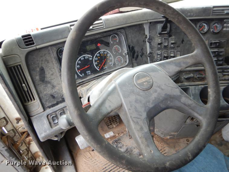 image for item EJ9923 2004 Freightliner Columbia semi truck