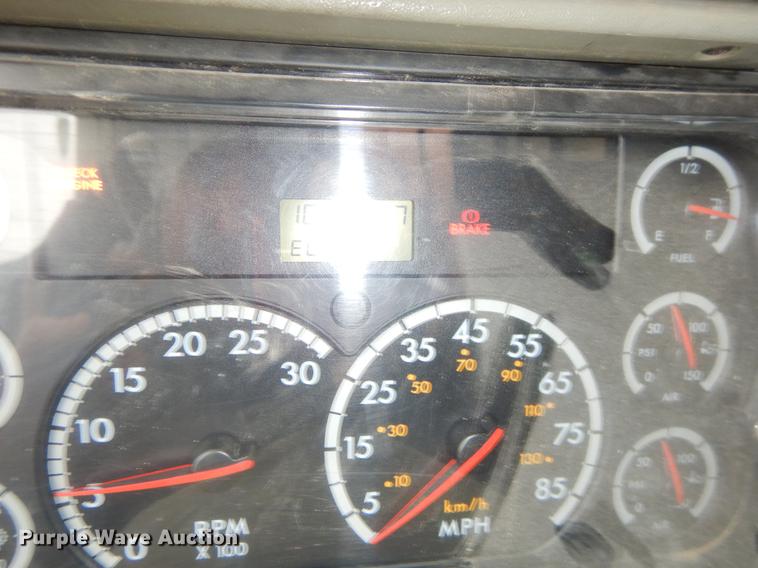 image for item EJ9923 2004 Freightliner Columbia semi truck