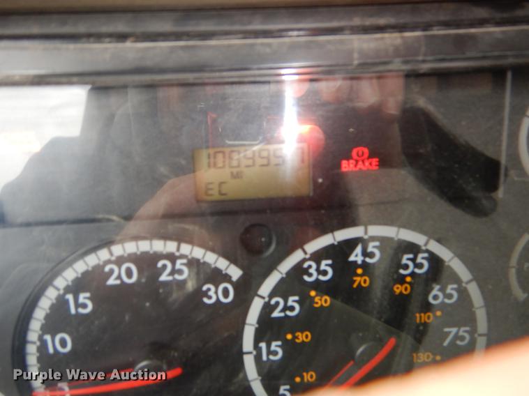 image for item EJ9923 2004 Freightliner Columbia semi truck