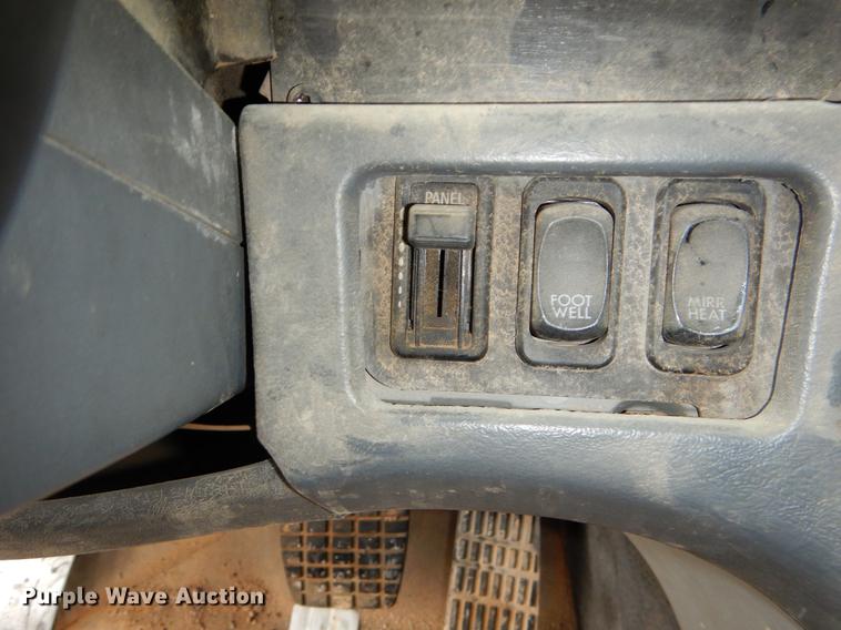 image for item EJ9923 2004 Freightliner Columbia semi truck