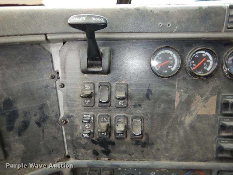 image for item EJ9923 2004 Freightliner Columbia semi truck