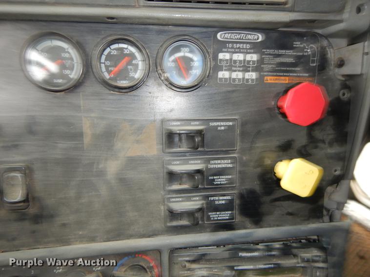 image for item EJ9923 2004 Freightliner Columbia semi truck