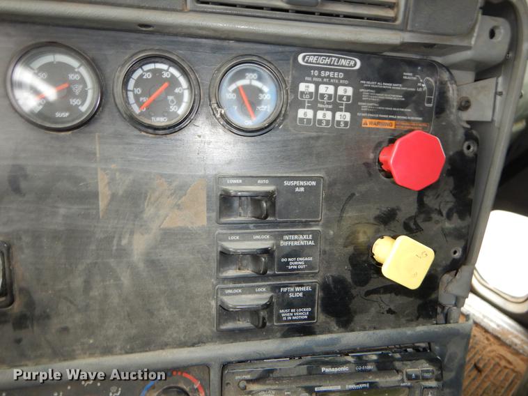 image for item EJ9923 2004 Freightliner Columbia semi truck