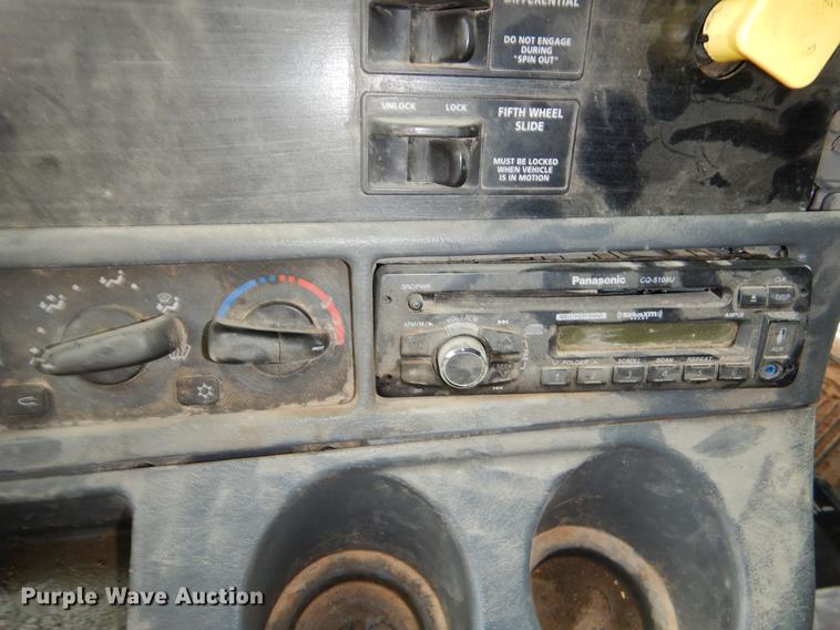 image for item EJ9923 2004 Freightliner Columbia semi truck