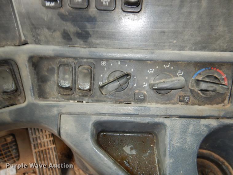 image for item EJ9923 2004 Freightliner Columbia semi truck