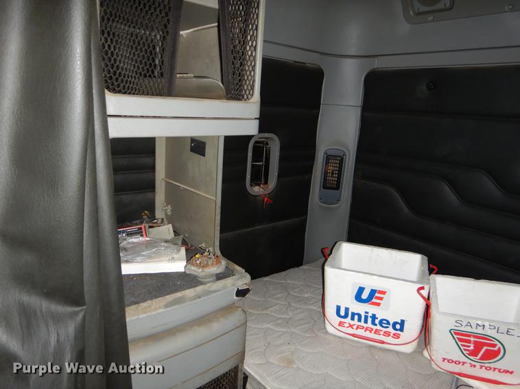 image for item EJ9923 2004 Freightliner Columbia semi truck