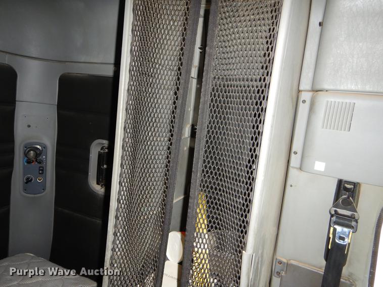 image for item EJ9923 2004 Freightliner Columbia semi truck