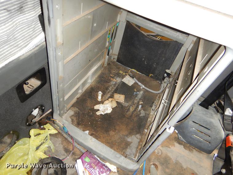 image for item EJ9923 2004 Freightliner Columbia semi truck