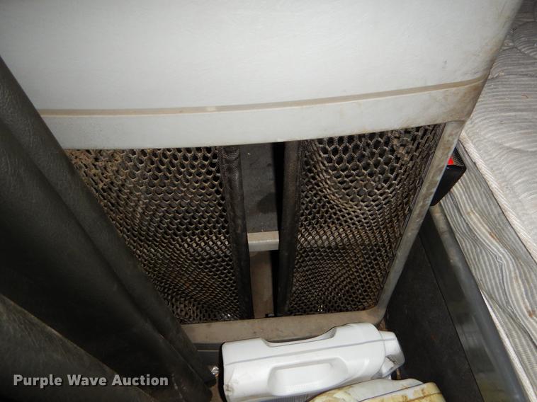 image for item EJ9923 2004 Freightliner Columbia semi truck