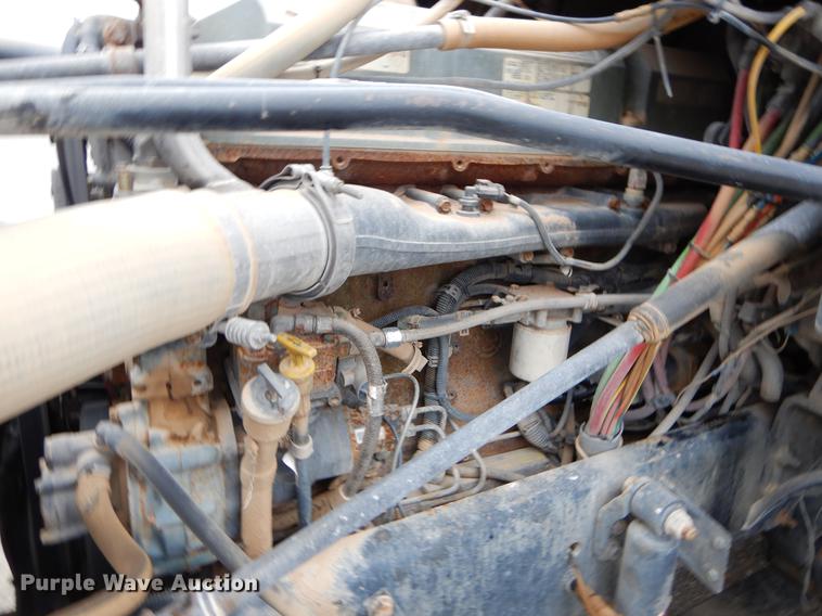 image for item EJ9923 2004 Freightliner Columbia semi truck