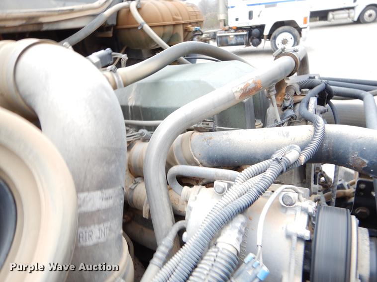 image for item EJ9923 2004 Freightliner Columbia semi truck