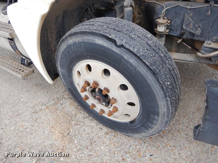 image for item EJ9923 2004 Freightliner Columbia semi truck