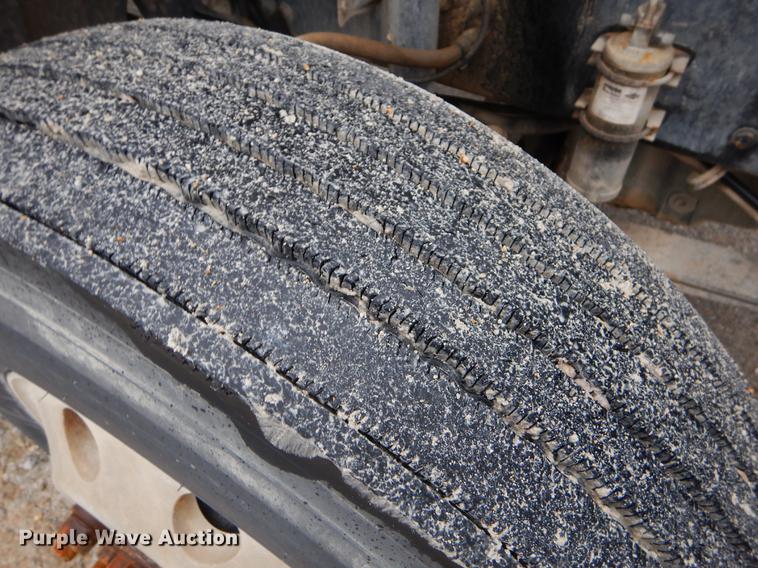 image for item EJ9923 2004 Freightliner Columbia semi truck