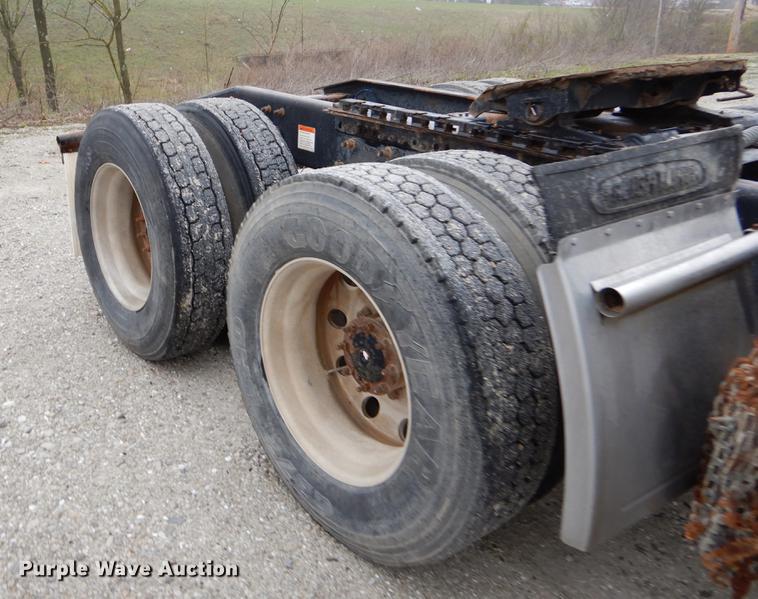 image for item EJ9923 2004 Freightliner Columbia semi truck