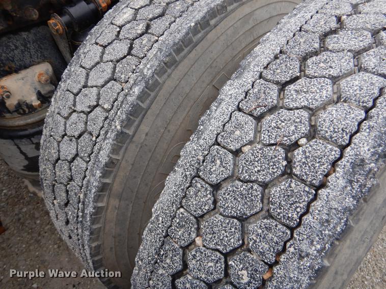 image for item EJ9923 2004 Freightliner Columbia semi truck