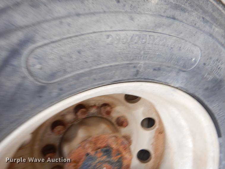 image for item EJ9923 2004 Freightliner Columbia semi truck