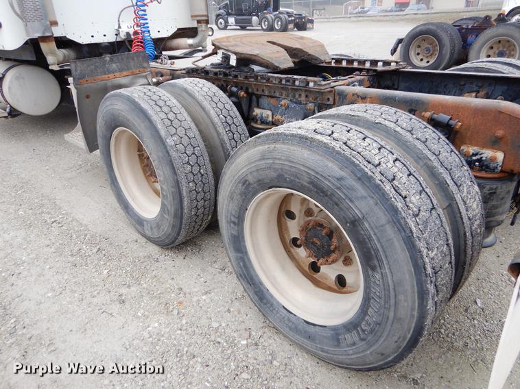 image for item EJ9923 2004 Freightliner Columbia semi truck