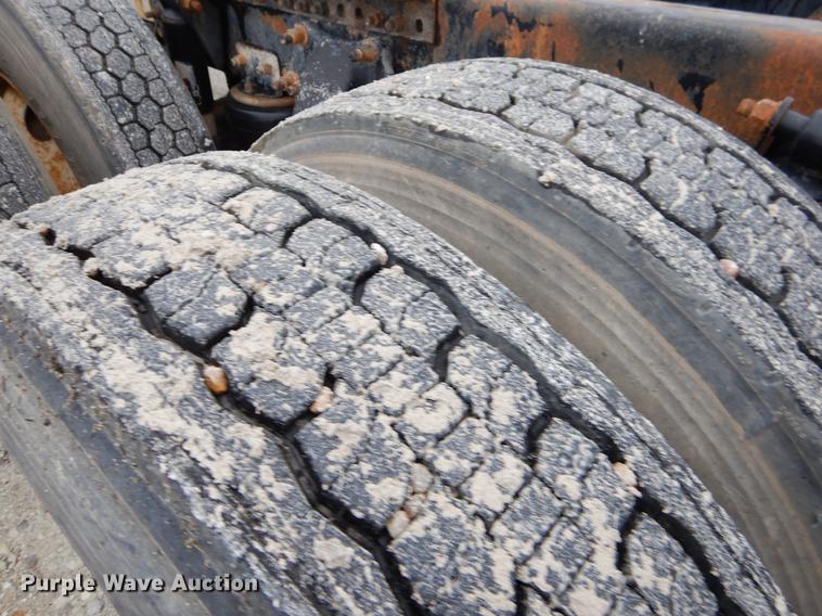 image for item EJ9923 2004 Freightliner Columbia semi truck