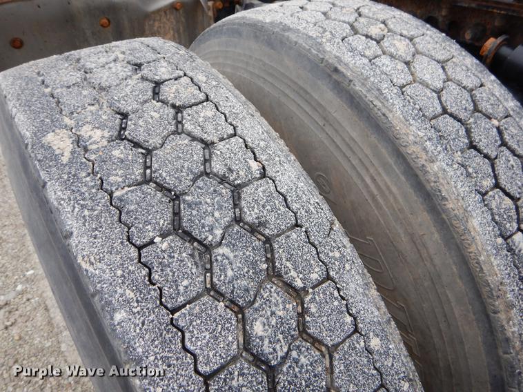 image for item EJ9923 2004 Freightliner Columbia semi truck